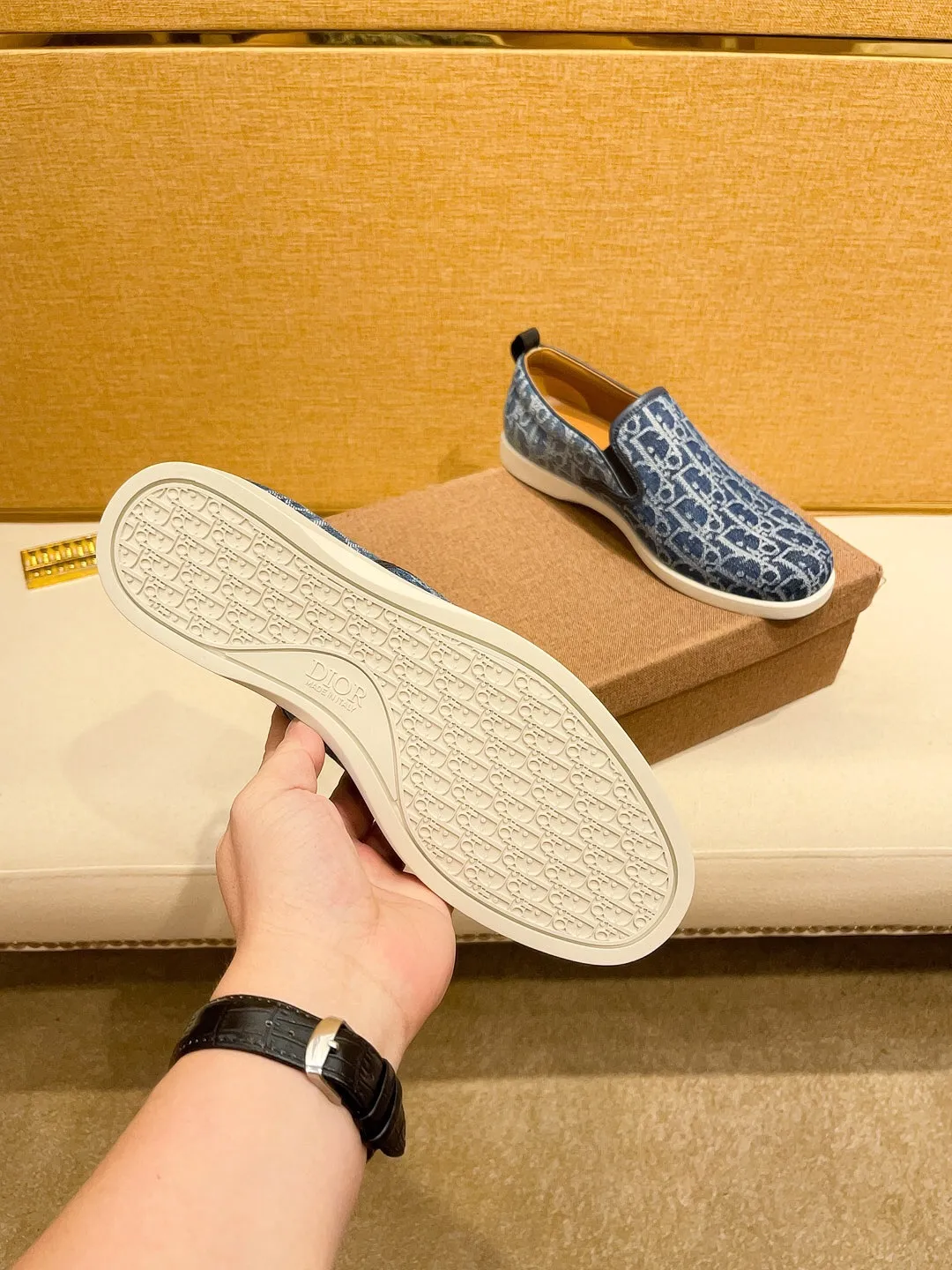 Factory price 380🔥[Dior] The latest 2024 new model is carefully crafted and set off the audience! An international brand that continues to innovate. This men's all-season casual shoe, the original version, has an all-leather upper, breathable and comfortable leather feet ➕Rubber non-slip outsole, breathable and comfortable, quality speaks for itself👄Color: two colors Size: 38-44